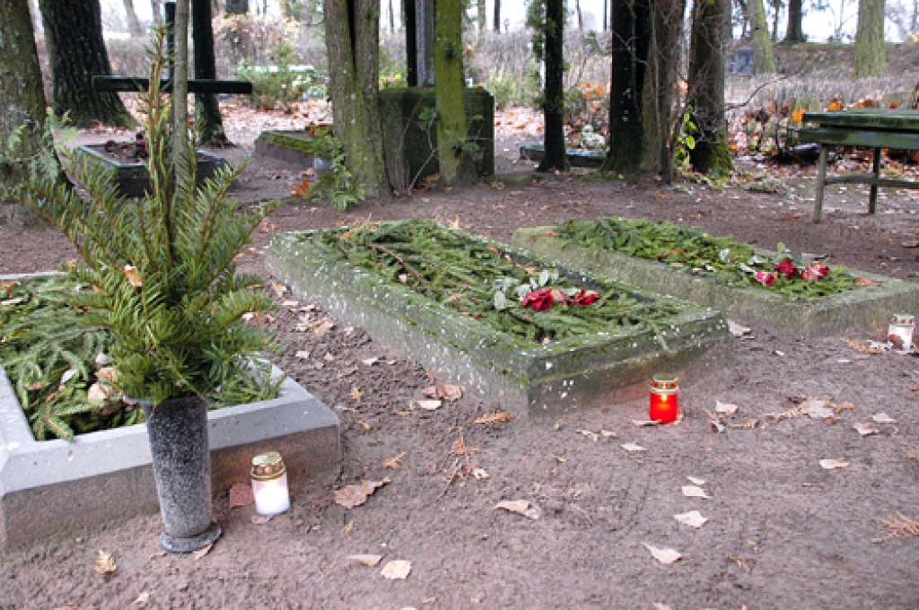 Sila kapos Iecavā svētdien svecītes par savu aizgājēju dvēselēm iededzināja daudz ļaužu.
Autors: Ivars Bogdanovs