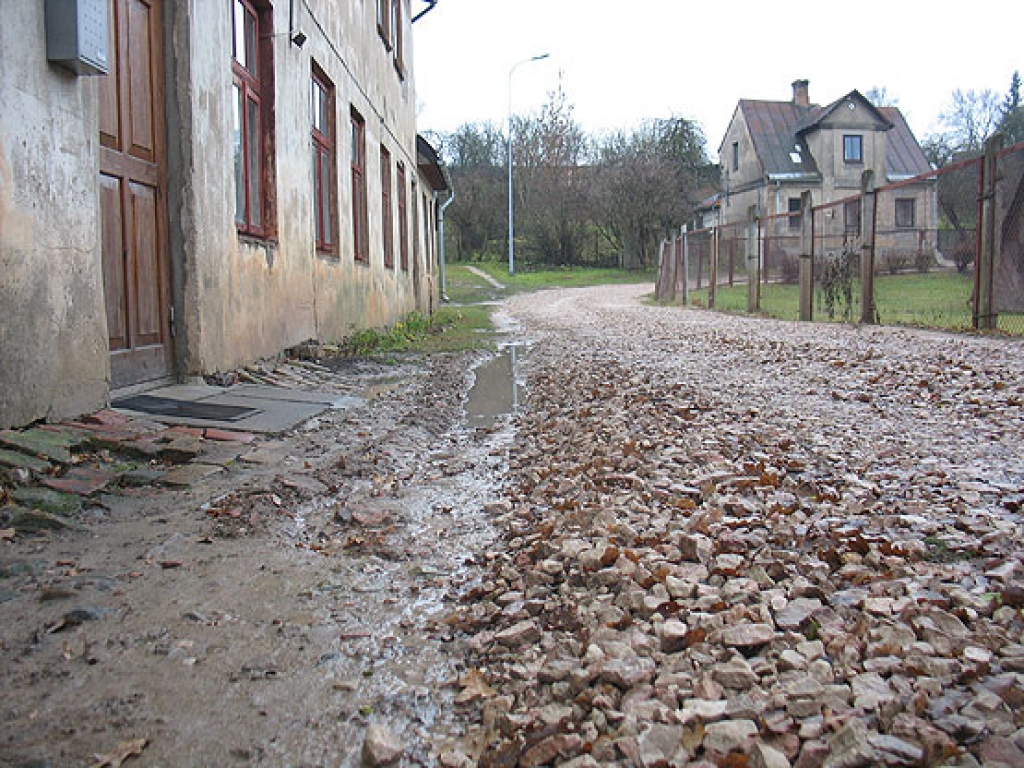 Šķembas uzbērtas, braukšana pa Kalēju ielu tagad kļuvusi ērtāka. Taču 32. mājas iemītniekiem citas raizes – lietus laikā ūdens tek mājā. 
Autors: Vilnis Auzāns
