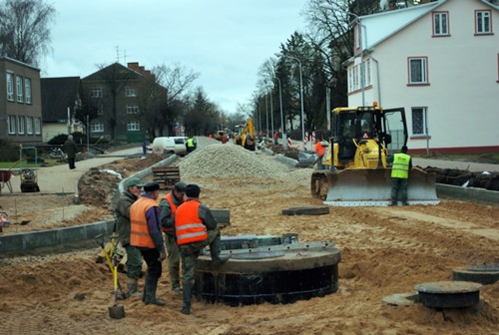 Uzvaras ielas remonta darbos tagad tiek bērtas šķembas uz smilšu krājuma un izlīdzinātas, lai sagatavotu visu pirmās asfalta kārtas uzklāšanai. 
Autors: Uldis Varnevičs