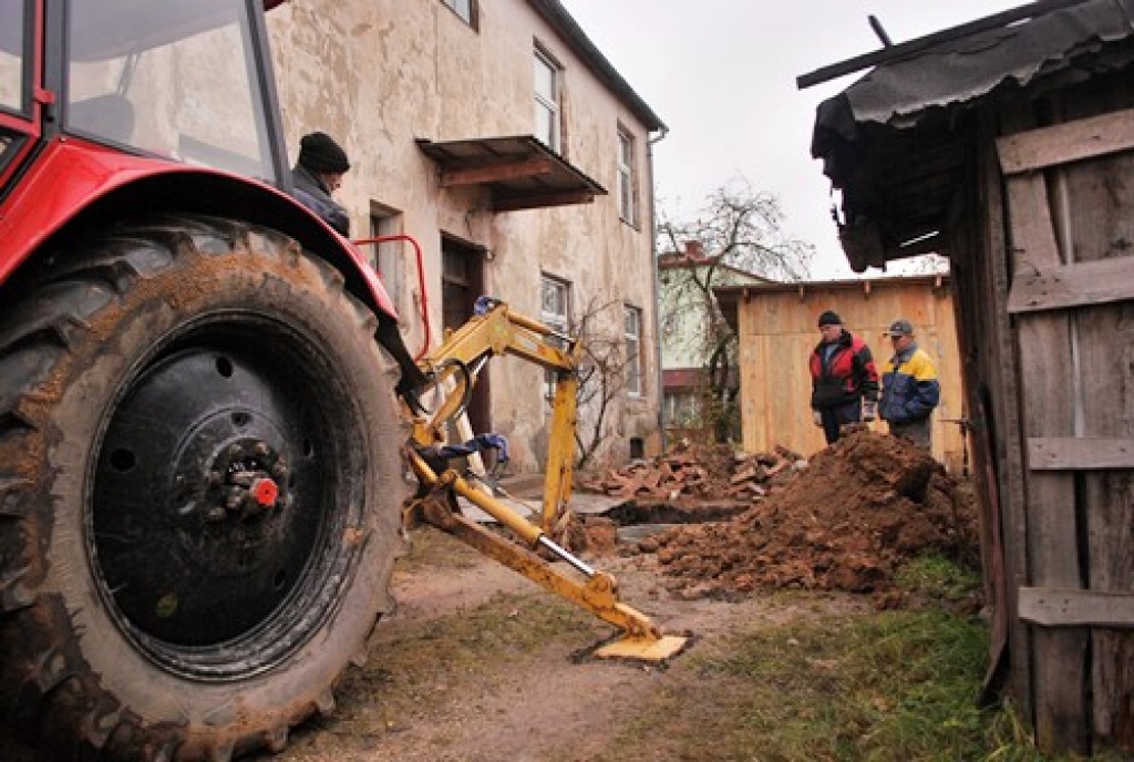 SIA «Bauskas namsaimnieks» veiktajos remonta darbos plānots izveidot pilnīgi jaunu kanalizācijas sistēmu, aizvietojot pašreizējo. 
Autors: Uldis Varnevičs