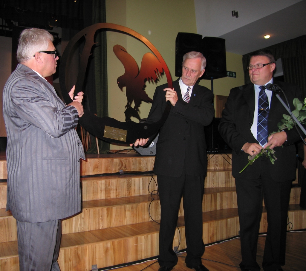 Iecavas pirmie Goda pilsoņi Hakans Lundkvists (no kreisās) un Eilerts Haglunds (no labās) pasniedz pašvaldības vadītājam Jānim Pelsim (vidū) dāvanu - savas Zviedrijas komūnas simbola atveidu.
Autors: Antra Zariņa