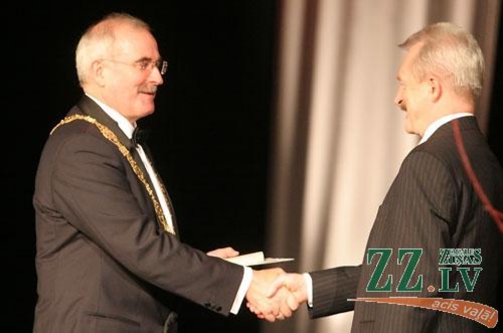 Rundāles pils muzeja direktors Imantu Lancmani sveic Jelgavas pilsētas mērs Andris Rāviņš.
Autors: www.zz.lv