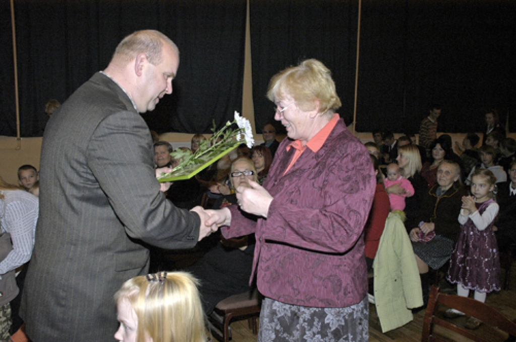 Ilggadējā Kurmenes pamatskolas pedagoģe Anita Nagle audzinājusi kurmeniešu vairākas paaudzes. Par godprātīgu un pašaizliedzīgu darbu viņu sveic pagasta pārvaldes vadītājs Agris Konrāds.
Autors: Juris Iļņickis