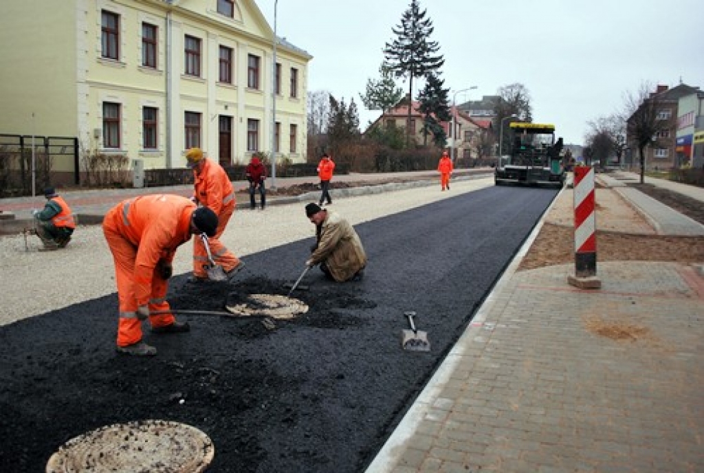 Uzvaras ielas remonta darbus atvieglo tā dēvētie «peldošie» kanalizācijas sistēmu aku vāki. Katrai nākamajai kārtai viņus paceļ uz augšu, sablietē apakšā šķembas vai asfaltu, un var atkal braukt pa virsu.
Autors: Uldis Varnevičs