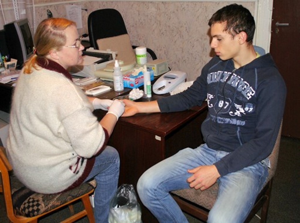 Medmāsa Olga Kravčuka veic asins analīzes Vitālija Ganu. Rezultātus iegūst 20 minūšu laikā. 
Autors: Uldis Varnevičs