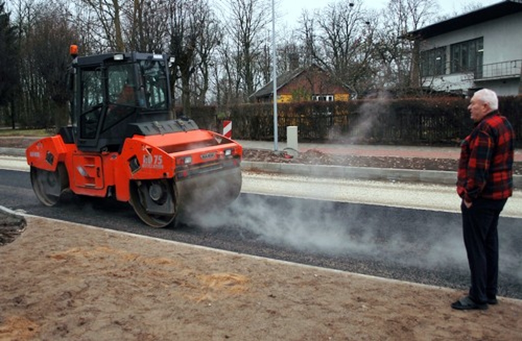 Uzvaras ielas 21 mājas iedzīvotājs vēro asfalta ieklāšanas darbus Uzvaras ielā. Šie plānotie remontdarbi atkal aizkavēja SIA «Bauskas namsaimnieks» darbinieku ierašanos. 
Autors: Uldis Varnevičs