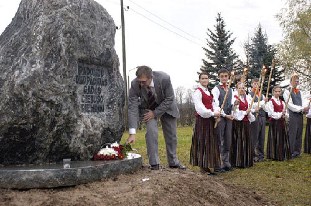 Piemiņas akmens pie Pilsrundāles vidusskolas.
Autors: no «Bauskas Dzīves» arhīva
