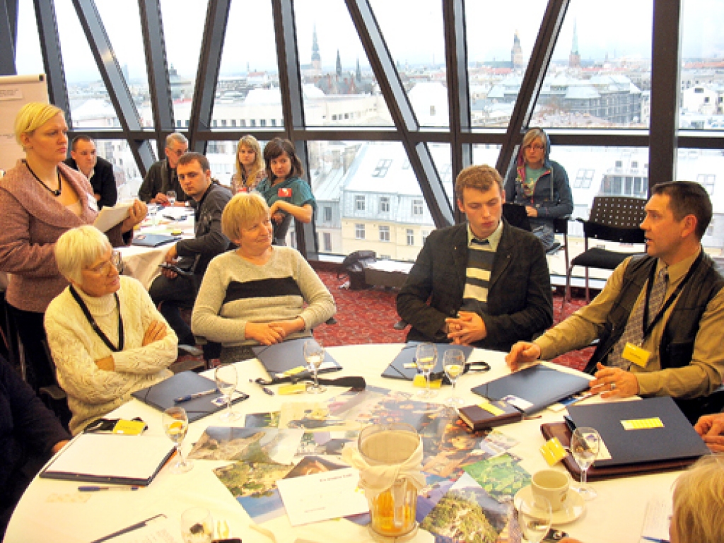 Diskusija par Eiropas Savienības aktualitātēm izvērsās spraiga. To vadīja Latvijas Pilsoniskās alianses direktore Rasma Pīpiķe (no kreisās), aktīvi sarunās iesaistījās arī baušķenieks Arnis Bērziņš (no labās). 
Autors: Vilnis Auzāns