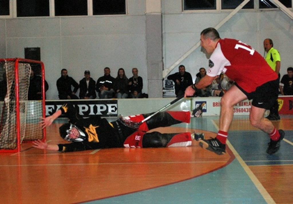 Komandas trenerim un spēlētājam Ingum Panteļejevam nebija grūti pārspēt «Ulbrokas» vārtsargu.
Autors: Uldis Varnevičs