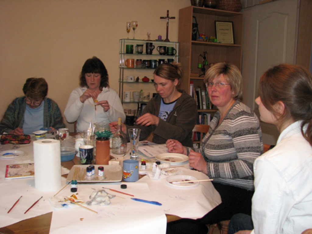 «Upescelmiņos» nodarbību dalībnieki izvietojās trīs telpās. Katrs varēja īstenot savu krāsaino ieceri.
Autors: Juris Iļņickis