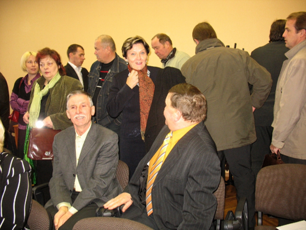 Valsts akciju sabiedrības «Latvijas Valsts ceļi» (LVC) Bauskas nodaļas vadītāja Sīri Vildere (centrā) ieradusies uz tikšanos ar Bauskas, Vecumnieku, Iecavas un Rundāles novadu vadītājiem, pārvalžu pārstāvjiem, pasažieru pārvadātājiem.
Autors: Vilnis Auzāns