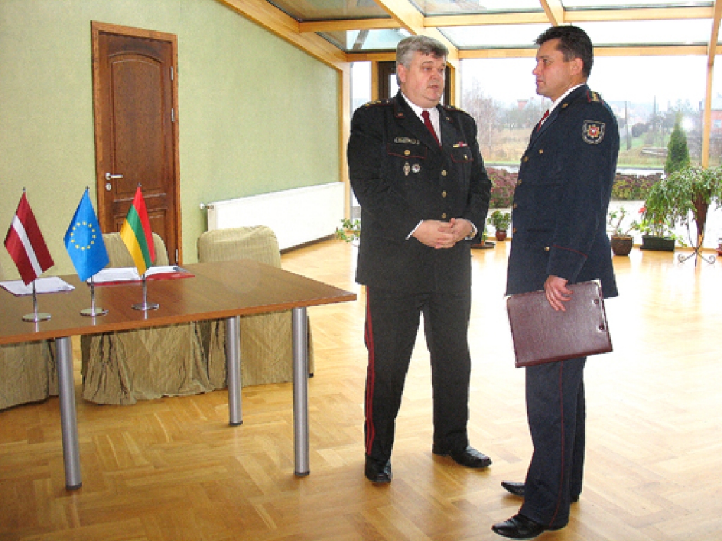 Sadarbības aktualitātes pārrunā Valsts ugunsdzēsības un glābšanas dienesta priekšnieka vietnieks Māris Ziemelis (no kreisās) un Panevēžas apriņķa ugunsdzēsības un glābšanas dienesta priekšnieks Aruns Tautkjavičs.
Autors: Vilnis Auzāns