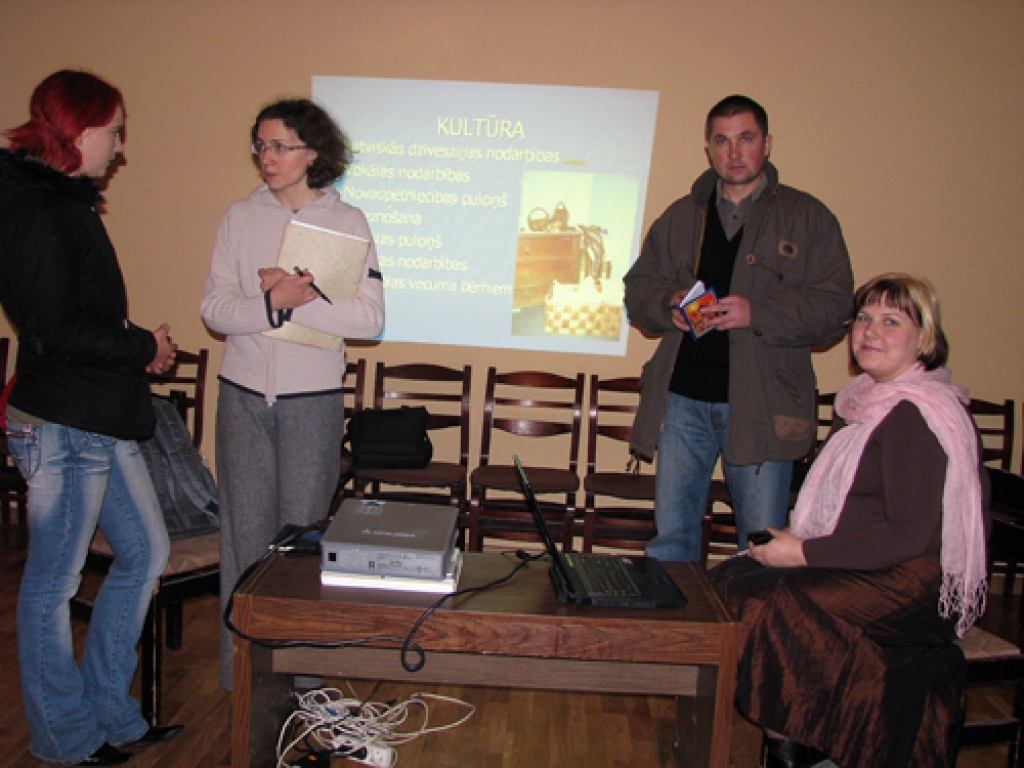 Kurmenieši Maija Pankule (no kreisās) un Raitis Vidovskis vēlējās gūt plašāku informāciju par nodarbībām pieaugušajiem. Par jaunām iespējām viņiem stāsta projekta autores Gundega Drava (no labās) un Kristīne Jansone. 
Autors: Juris Iļņickis