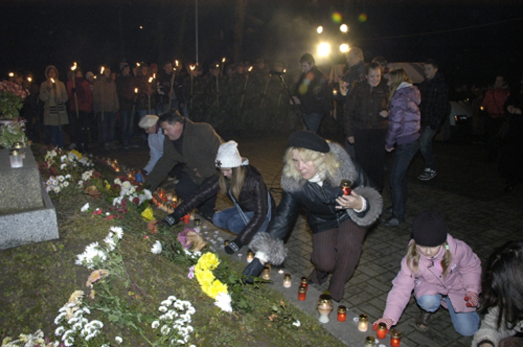 Atzīmējot latviešu karavīru uzvaru, padzenot no galvaspilsētas Bermonta karaspēku un pieminot mūsu brīvības cīnītājus, šovakar lieli un mazi baušķenieki pulcējās pie Brīvības pieminekļa, lai aizdegtu svecītes un pēc tam dotos lāpu gājienā līdz pilsētas Rātslaukumam.  
Autors: Ivars Bogdanovs