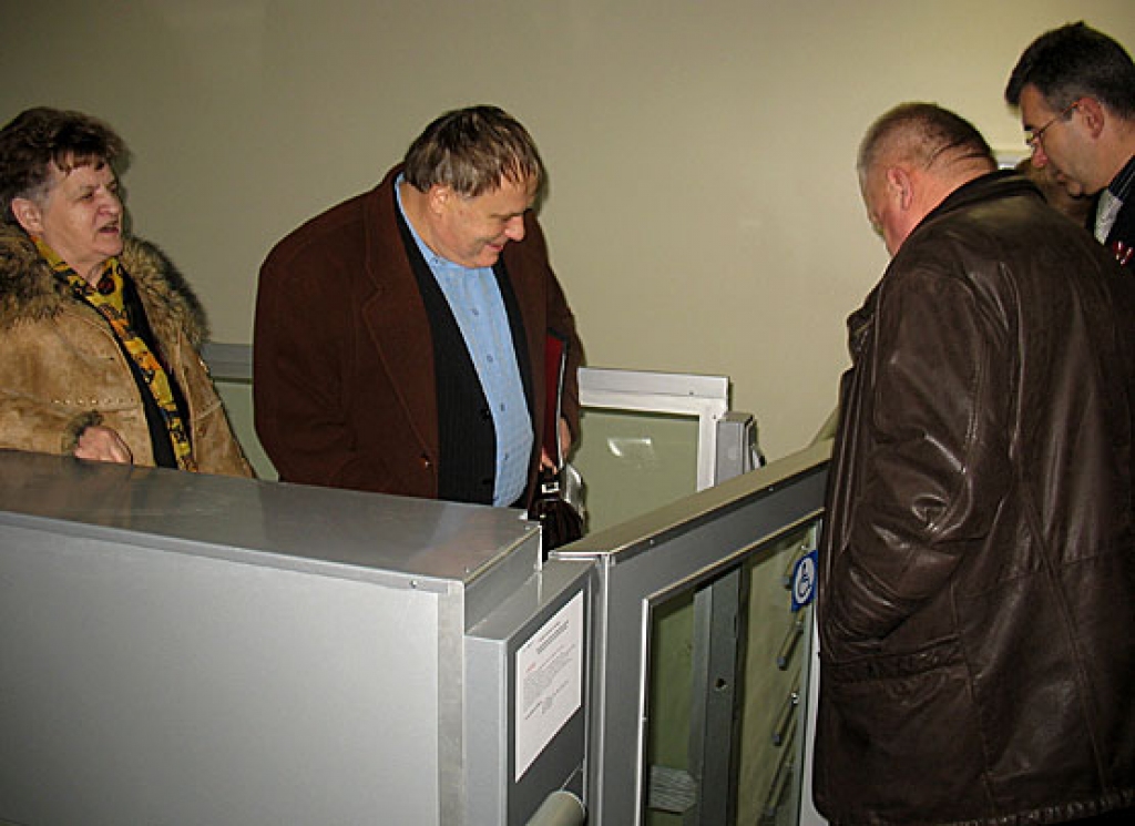 Deputāti Ārija Gaile un Gintauts Tarvids izmēģina liftu sociāli sabiedriskajā centrā «Ērgļi».
Autors: Vilnis Auzāns