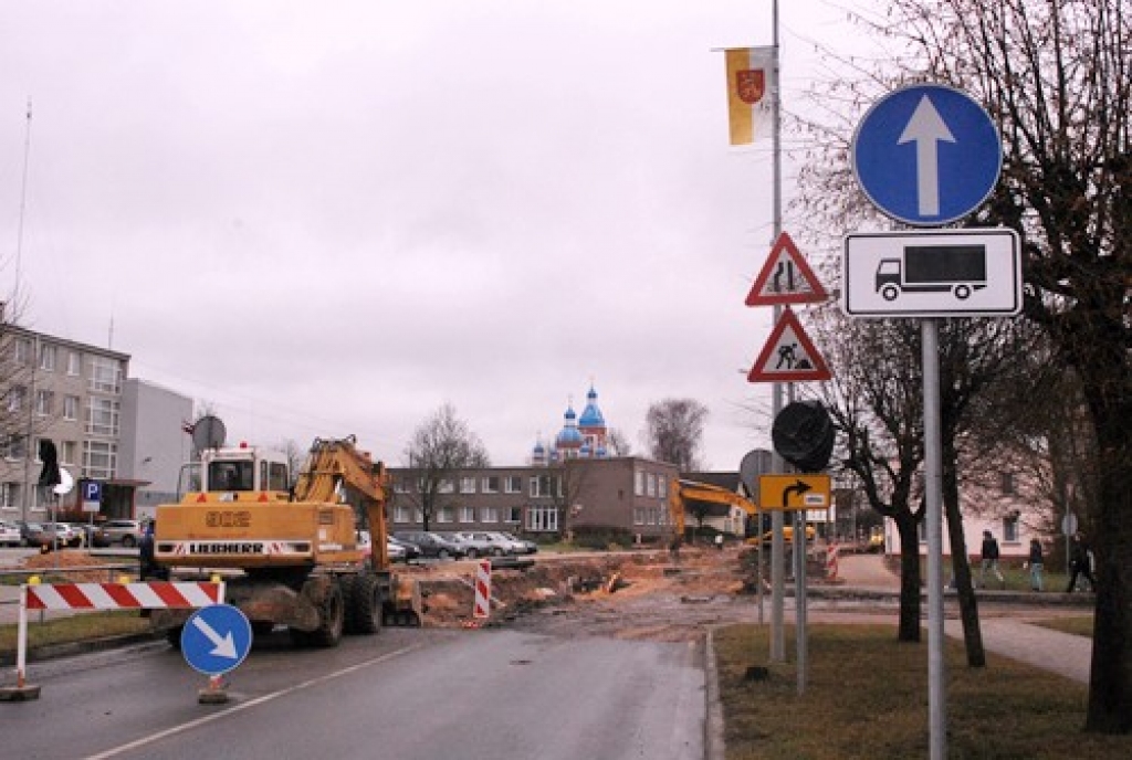 Lai arī kādas būtu ceļa zīmes, Bauskas Uzvaras un Baznīcas ielas krustojumā tagad ir iespējams tikai viens virziens – pagrieziens pa labi. 
Autors: Uldis Varnevičs