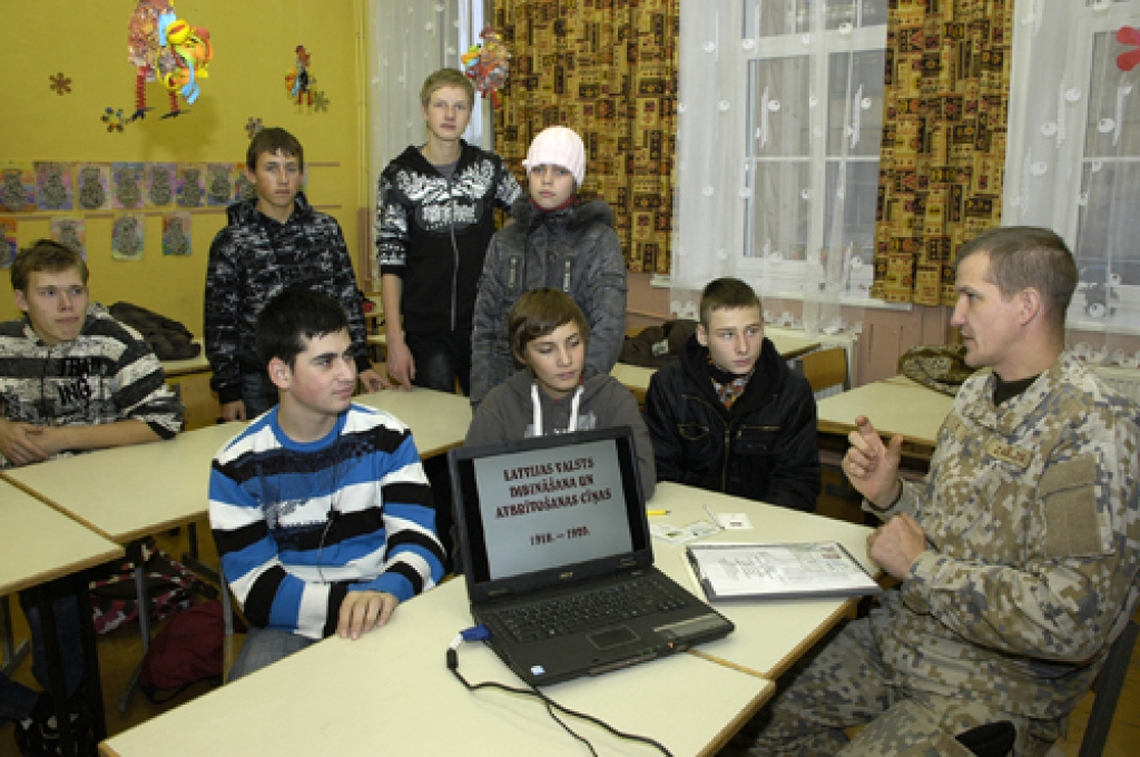 Dienu pirms 11. novembra  Bauskas 508. jaunsardzes vienības komandieris Zigurds Kalējs atgādina jauniešiem Latvijas vēstures nozīmīgākos notikumus. 
Autors: Ivars Bogdanovs