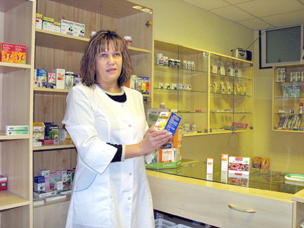 Alda Kadīte vada Dzirciema aptiekas filiāli Pilsrundālē. Plauktos ir dažādas zāles, vitamīni, viņa gatava arī sniegt padomus, kā organismu gripas laikā stiprināt ar medu, ķiplokiem, citronu, ingveru, lietot zāļu tējas. 
Autors: Juris Iļņickis