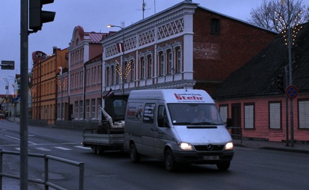 Ziemassvētku izjūta Bauskā ieradusies šoreiz nevis ar veikalu reklāmām, bet gan ar rotājumiem Kalna ielā. 
Autors: Uldis Varnevičs