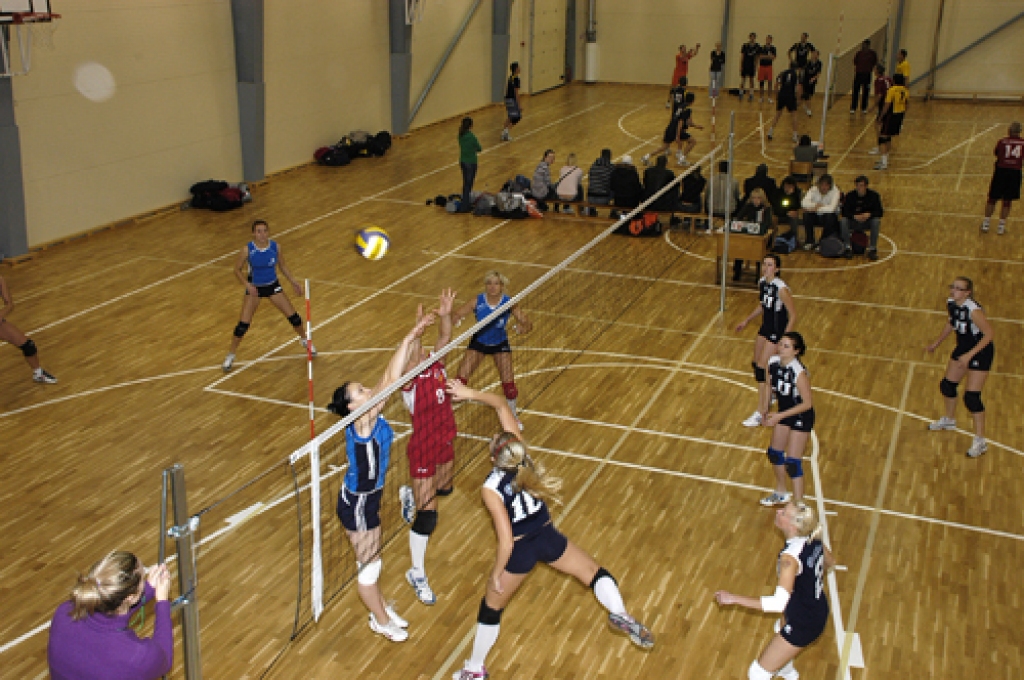 Codes pamatskolas sporta zāle izturēja pārbaudījumu ar volejbolu, kad laukums bija maksimāli noslogots.
Autors: Ivars Bogdanovs