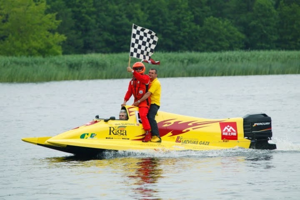 Uvis Slakteris finišā 
Autors: Riga Powerboat Team