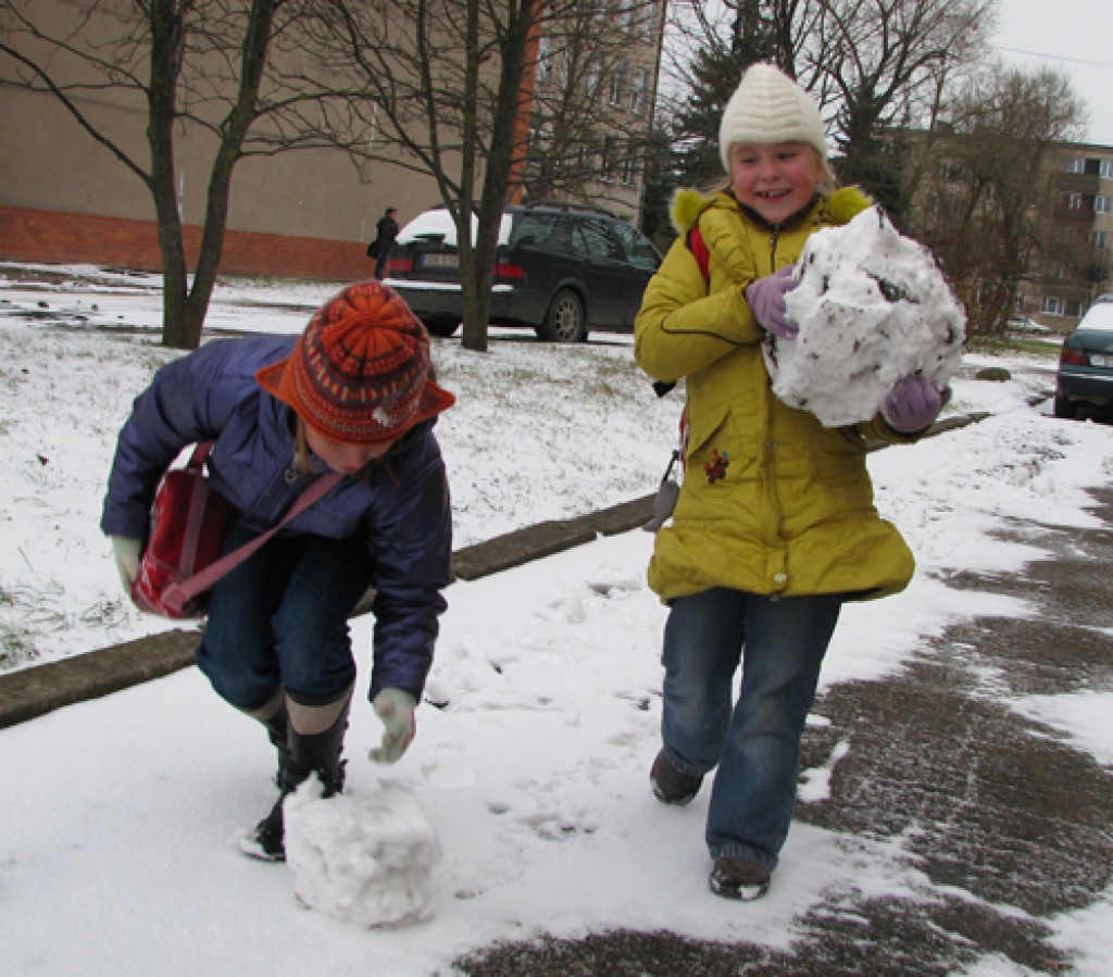 Sniegs  bērnos spēj atraisīt neviltotu prieku.
Autors: Juris Iļņickis