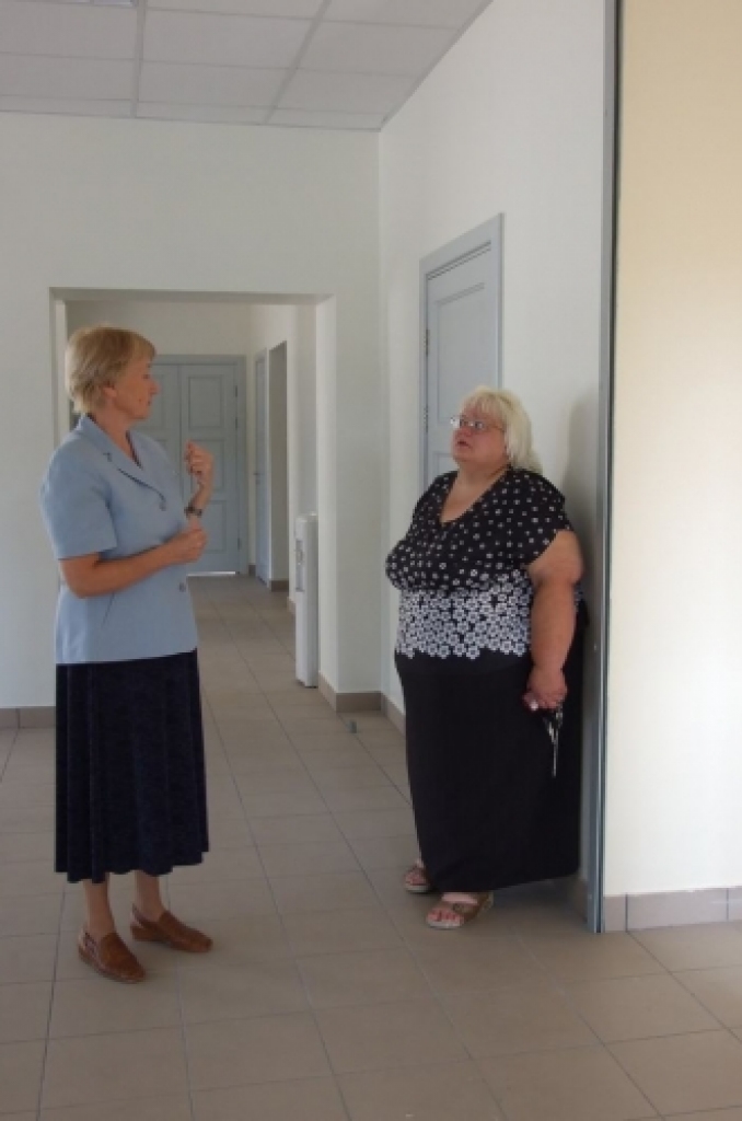 Vieta, kur pulcēties. Valles pagasta kultūras darbiniece Aija Skosa (no labās) un Valles vidusskolas direktora vietniece Gunta Kupčiuna priecājas par jauno saieta namu.
Autors: www.staburags.lv