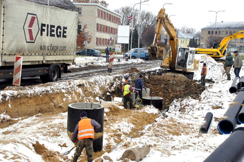 Uzvaras ielas krustojumā ar Baznīcas ielu drīz sāksies rekonstrukcijas darbi. Jau tagad ir aizliegta izbraukšana krustojumā no Bauskas novada domes ēkas puses. 
Autors: Ivars Bogdanovs