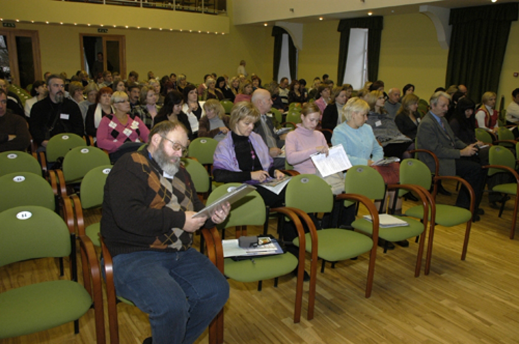 Zemgales tūrisma konferences galvenais temats 5. novembrī bija nozares attīstības iespējas ekonomiskās krīzes laikā. Tūrisma profesionāļu un uzņēmēju apspriede notika Iecavas kultūras namā.  
Autors: Ivars Bogdanovs