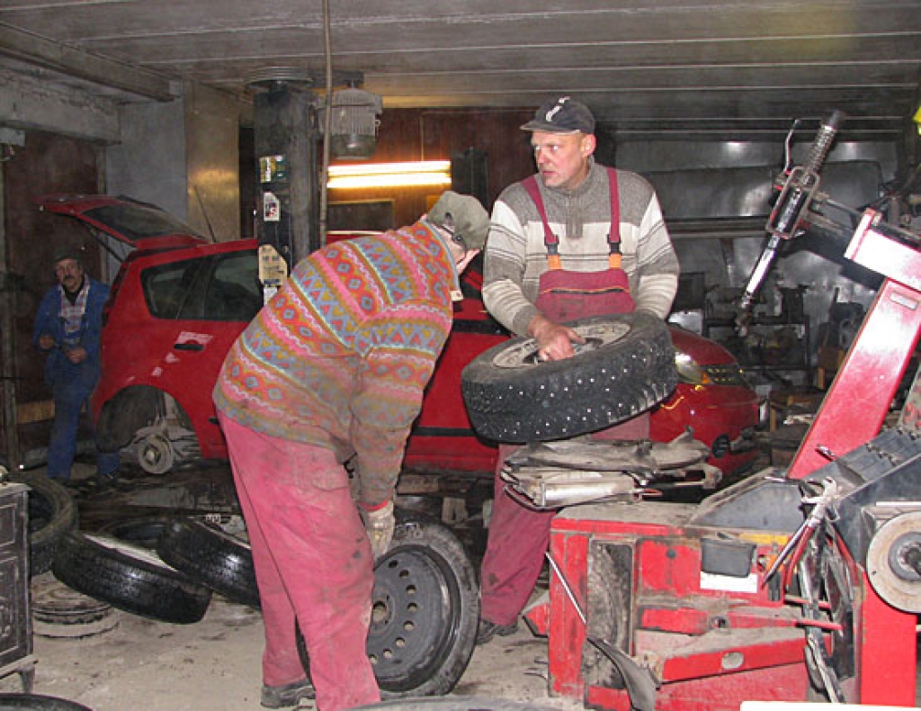 Likums noteic, ka ar ziemas riepām visiem automobiļiem obligāti jābūt aprīkotiem no 1. decembra. Automašīnas «pāraušana» servisā prasa pārdesmit minūšu laika. 
Autors: Juris Iļņickis