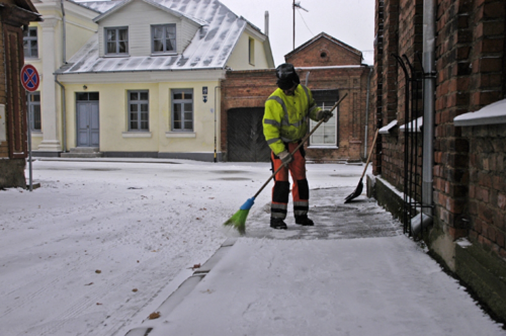 Sētnieks Edgars Ērmanis no pirmā sniega tīra trotuāru Kalēju ielā. 
Autors: Ivars Bogdanovs