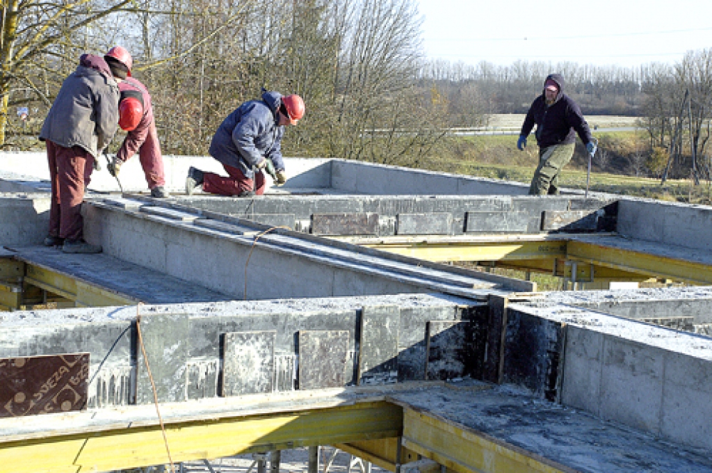 Rundāles novada jaunceļamā bērnudārza būve sasniegusi otrā stāva līmeni, un mēneša beigās varētu būt spāru svētki.
Autors: Ivars Bogdanovs