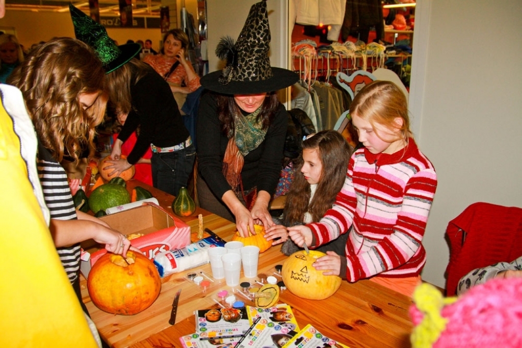 Aptuveni tūkstotis dažāda vecuma cilvēku piedalījušies Helovīna nakts saietā tirdzniecības centrā «Rimi Bauska» 31. oktobrī. 
Autors: no «Rimi LATVIA» albuma