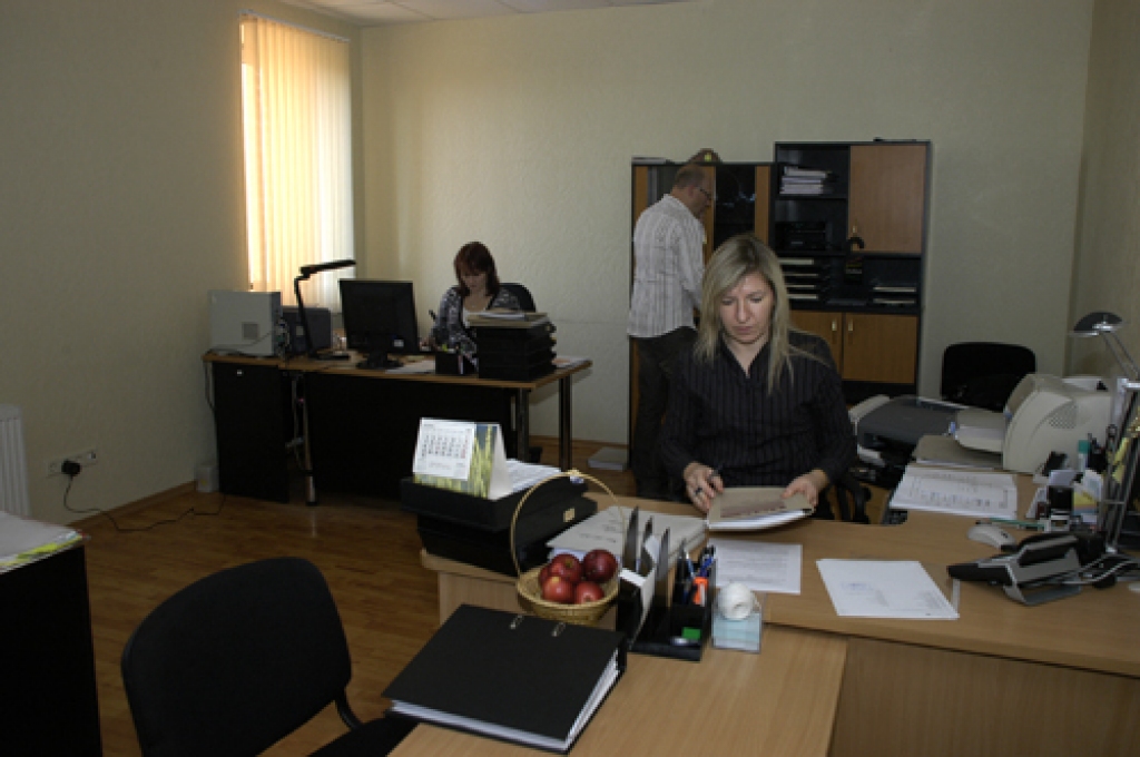 Ar 3. novembri Uzņēmumu reģistra Zemgales nodaļas jaunā adrese ir Bauska, Katoļu iela 3, atgādina vadītāja Ligita Dāboliņa (no labās).
Autors: Ivars Bogdanovs