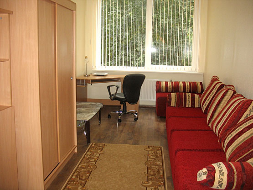 Pilnīgi iespējams, ka šajās istabiņās pēc kāda laika dienas vadīs vecļaudis. 
Autors: Vilnis Auzāns