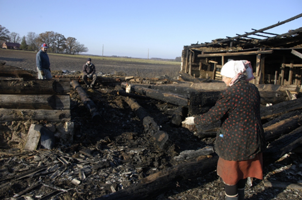 Mājas saimniece Ausma Belrusa ( no labās) īpaši uzteica glābējus no Vecsaules.
Autors: Ivars Bogdanovs