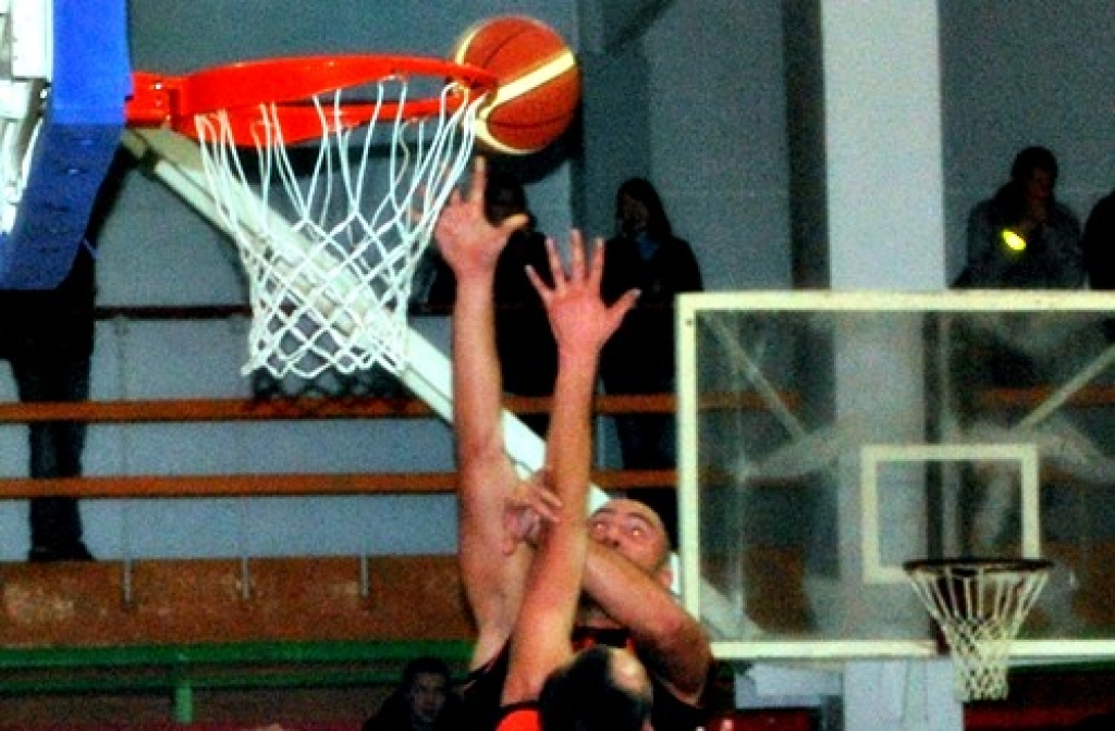 «Saulkrasti» centra spēlētājs Kristaps Melnbārdis izlauzies pie BK «Kvēle» groza. 
Autors: Uldis Varnevičs