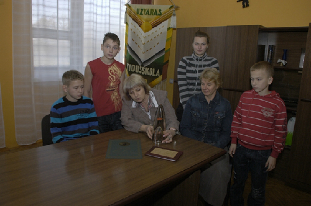 Uzvaras vidusskolas kolektīvs, kuru paveiktais izglītības iestādei ļāva iegūt Stikla kalnu, – Oskars Skuja (no kreisās), Artūrs Brūvers, Kitija Sprukste, Edijs Misa un skolotājas Valda Bičkova un Silvija Jurcika. 
Autors: Ivars Bogdanovs