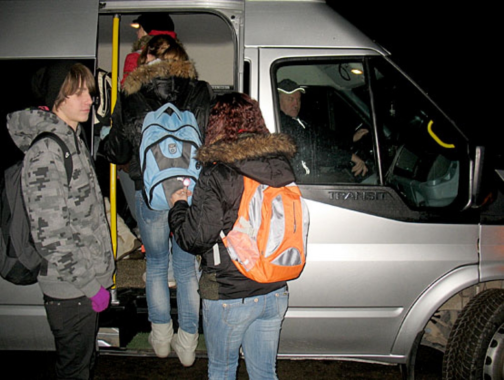  Plkst. 6.55 skolēni iekāpj «Ford» busiņā Garozā.
Autors: Vilnis Auzāns