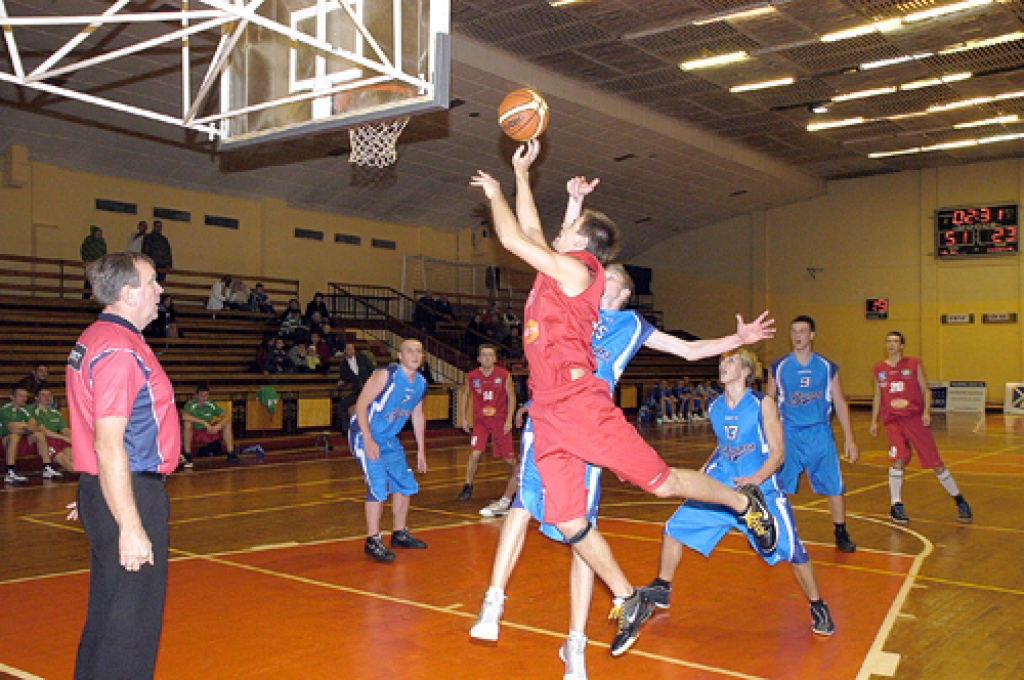 Iecavas «Dartija» pie «Rīdzene 92» komandas groza kārtīgi «masē» viesus.
Autors: Ivars Bogdanovs