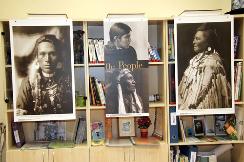 Amerikas indiāņu vēstures epizodēs šodien, 24. novembrī, mēģināja iedziļināties  pilsētas 1. vidusskolas 4.b klases bērni. Bauskas bērnu bibliotēkā tika atklāta izstāde  «Edvarda Kērtisa fotogrāfijas. Vīzijas par Amerikas indiāņu dzīvi»,...