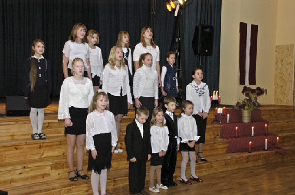 Kurmenes tautas namā 17. novembra vakarā vietējie ļaudis kuplā skaitā piedalījās valsts svētku svinībās. Visiem tie bija patīkami brīži, jo kultūras iestāde pēc remonta ir kļuvusi gaišāka un skaistāka.
Autors: Juris Iļņickis