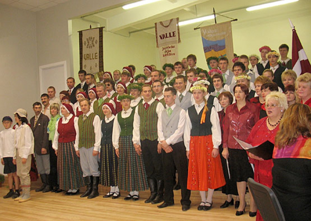 Mūsdienīgi izremontēto Valles saieta namu tā atklāšanas svinībās 14. novembrī piepildīja valliešu visas paaudzes – bija atnākušas vecmāmiņas, mammas ar mazuļiem. Uzstājās visu piecu Valles amatierkopu dalībnieki, taču atzinību visvairāk...
Autors: Vilnis Auzāns