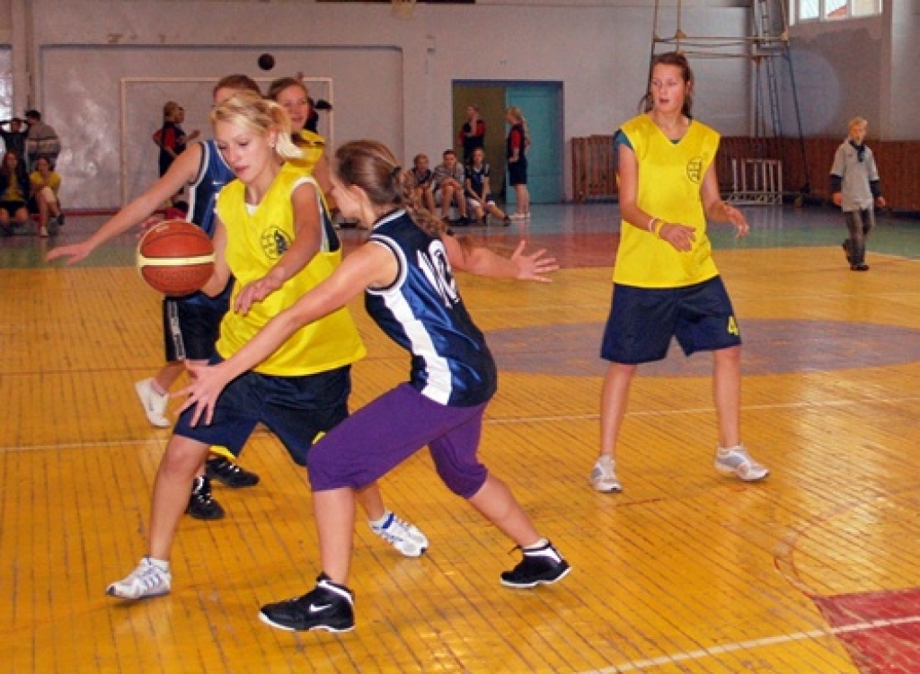 Cīņā par vienīgo ceļazīmi uz Zemgales zonu «Oranžās bumbas» kausa izspēlē Bauskā 13. novembrī tikās deviņas zēnu un sešas meiteņu komandas. Zēnu konkurencē labākie bija Bauskas 1. vidusskolas puiši, bet meiteņu grupā uzvarēja atraktīvās...
Autors: Uldis Varnevičs