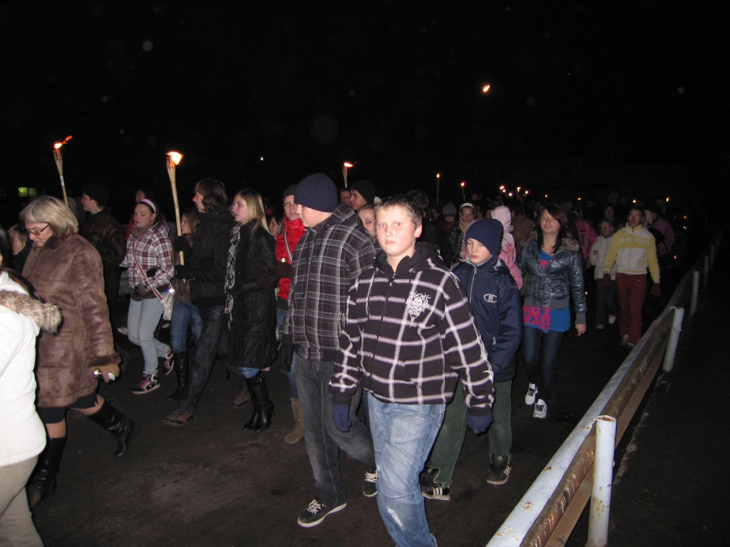 Lāčplēša dienas lāpu gājienā trešdienas vakarā devās ap 80 Iecavas novada cilvēku, galvenokārt jauniešu. Piemiņas brīdi pie Brīvības pieminekļa rudenīgajā parkā jau vairāk nekā 100 sanākušajiem īpaši sirsnīgu darīja gan sveču liesmas, gan...