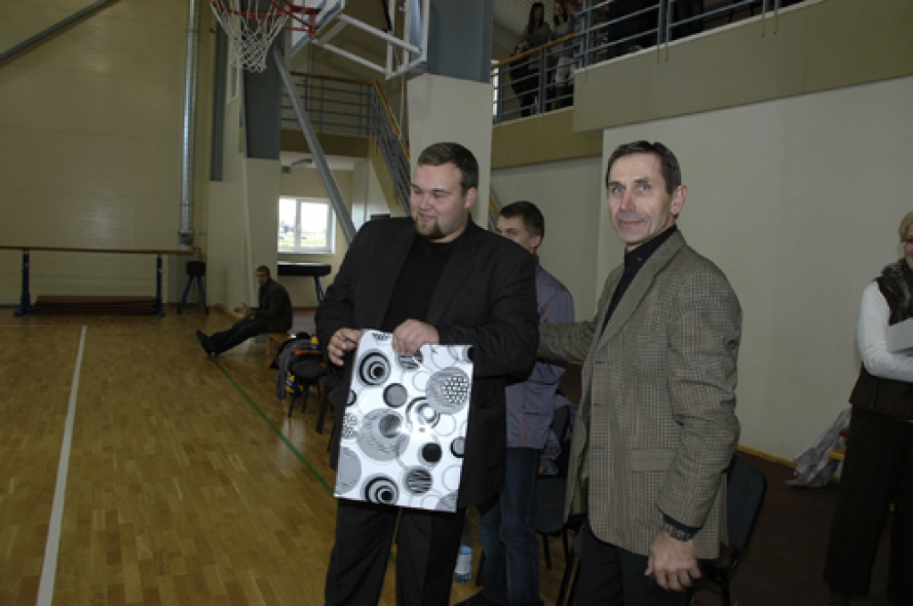 Latvijas Nacionālās līgas volejbola čempionātā šajā sezonā sacenšas 11 komandu, to vidū arī sporta kluba «Vecumnieki» spēlētāji. Vienības treneris Jānis Plūme uzsver, ka svarīgs ir visu volejbolistu līdzsvarots sniegums. Tādēļ jau pirmajās...
Autors: Ivars Bogdanovs