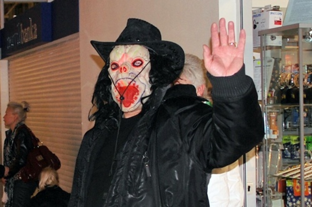 Tirdzniecības centrā «Rimi Bauska» sestdien, 31. oktobrī, bija savdabīgas Helovīna vakara atrakcijas un akcijas cenas pircējiem. Bija arī Helovīna jeb Visu svēto nakts radošā darbnīca, kurā varēja grebt ķirbi, apgleznot sejas un veidot...
Autors: Uldis Varnevičs