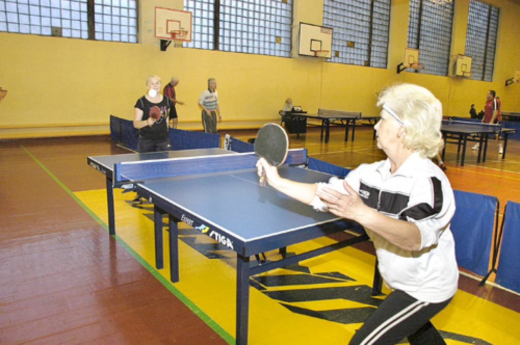 Galda tenisa veterāni no visas Latvijas sporta namā «Dartija» sacentās ar neizsmeļamu sparu un azartu. Priekšplānā Ludmila Bulaha. 