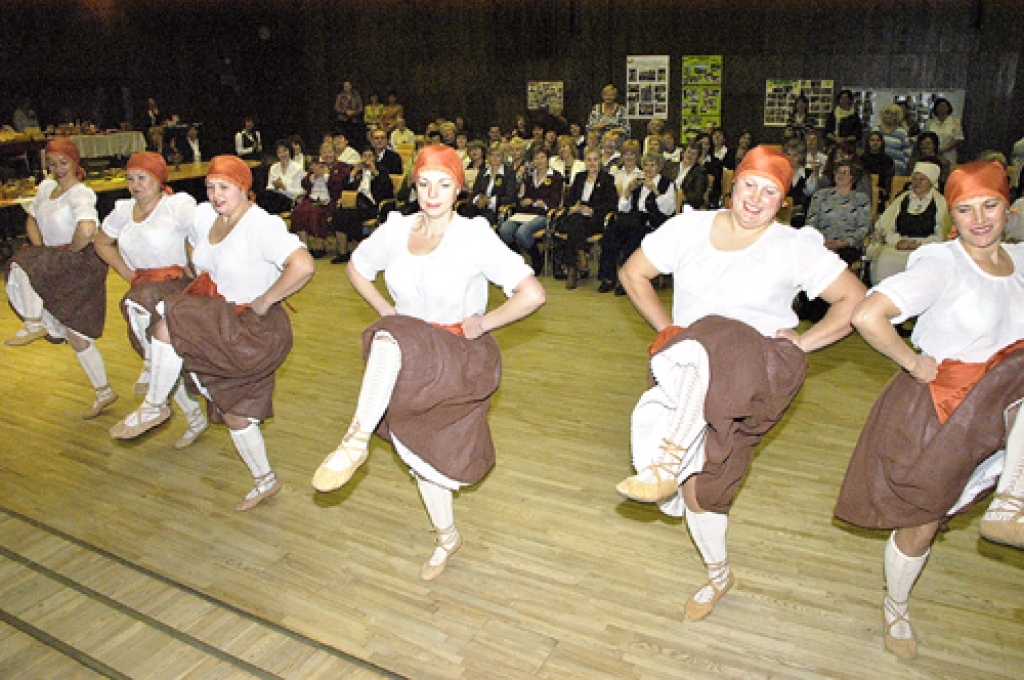 Viesturu pagasta deju kopas «Ir varianti» dalībnieces Latvijas Lauku sieviešu apvienības 9. konferences noslēgumam piešķīla dzīvesprieka dzirksti, kas labi  saderēja ar šīgada saieta tēmu «Iededz gaismu!».