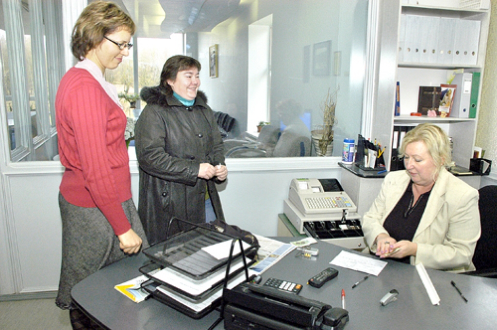 Laikraksta «Bauskas Dzīve» abonementu redakcijā parasti noformē biroja administratore Daiga Ļotova (no labās) vai mārketinga speciāliste Dace Karļuka. Šoreiz viņas apkalpo vecsaulieti Vinetu Romanoviču (centrā). 